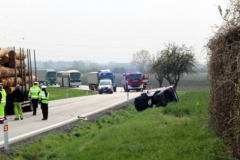 Nehoda u Senic, osobní vůz skončil zdemolovaný v pravém příkopu.