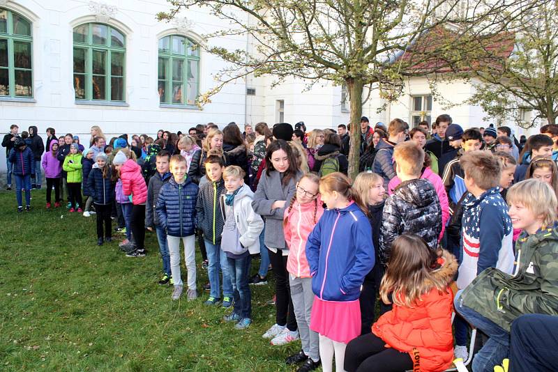 U Gymnázia Bohumila Hrabala roste od pondělí 22. října Lípa republiky.