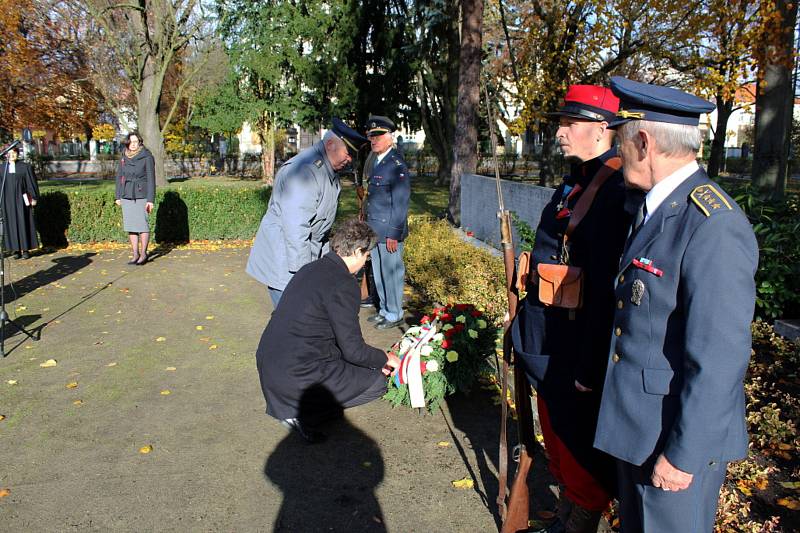 Slavnostní shromáždění s položením věnce se konalo v sobotu symbolicky od 11. 11 hodin v Parku hrdinů v Nymburce.