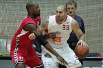 Z basketbalového střetnutí nejvyšší soutěže Nymburk - Brno (83:45)