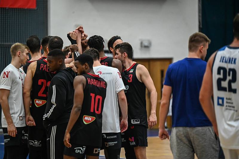 Z basketbalového utkání Kooperativa NBL Kolín - Nymburk (86:91)