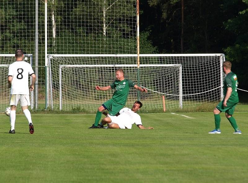 Z fotbalového utkání I.B třídy Semice - Jíkev (3:1)