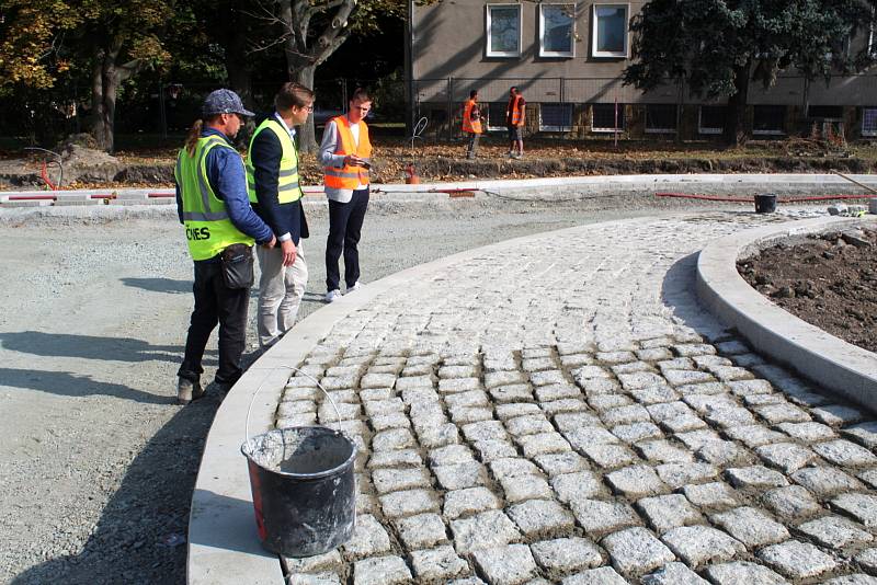 Na kruhovém objezdu v současné době probíhá především dláždění. A to jak jeho vnitřní části, tak přilehlých chodníků.