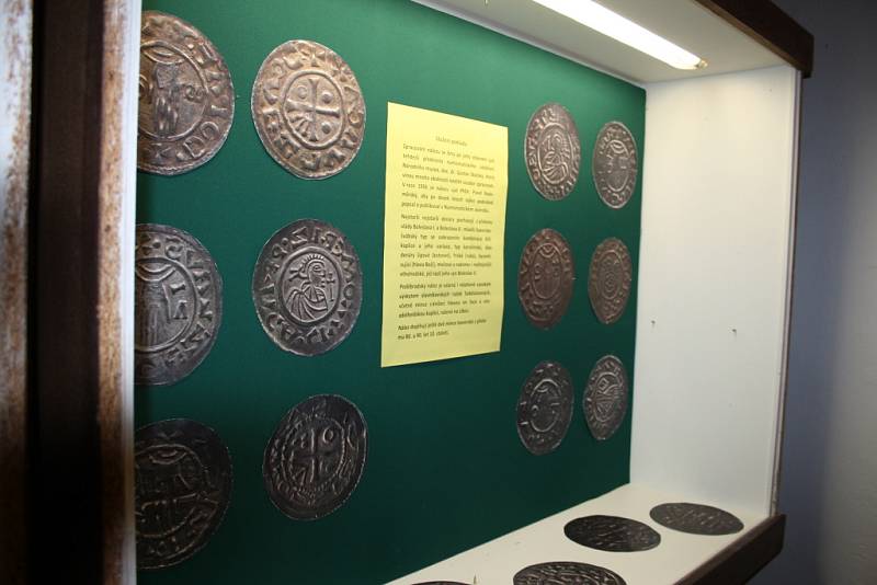 V Poděbradech je vystaven unikátní poklad téměř čtrnácti set stříbrných mincí.