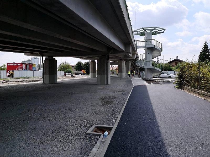 Dokončovací práce na železničním nadjezdu v Lysé nad Labem.