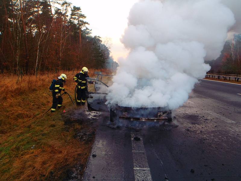 Na dálnici D11 poblíž Libice nad Cidlinou shořelo osobní auto.