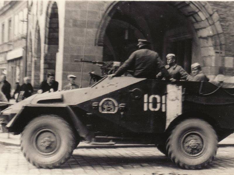 Srpen 1968 na nymburském náměstí.