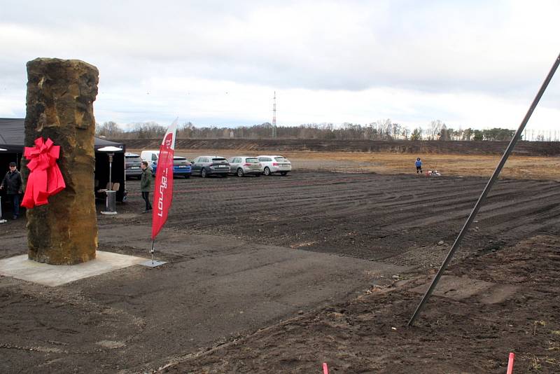 Pozemky, na kterých autocentrum vyroste. Hotové by mělo být v lednu 2024.