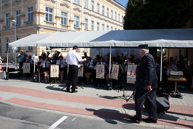 Hasiči v Sadské oficiálně dostali nové zásahové vozidlo.