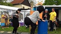 Umělci pod vedením Hanky Strejčkové a Venduly Burger hráli pohádky, pořádali veselou tančírnu rošťárnu pro děti či stavěli obří Archu z krabic.