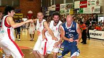 Basketbalisté Nymburka útoky Prostějova ubránili a dokázali tak vyhrát i třetí finálový zápas.