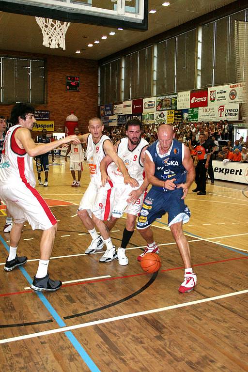 Basketbalisté Nymburka útoky Prostějova ubránili a dokázali tak vyhrát i třetí finálový zápas.