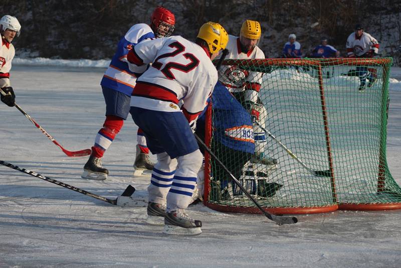 Hokejový winter classic se hrál na rybníku v Pátku