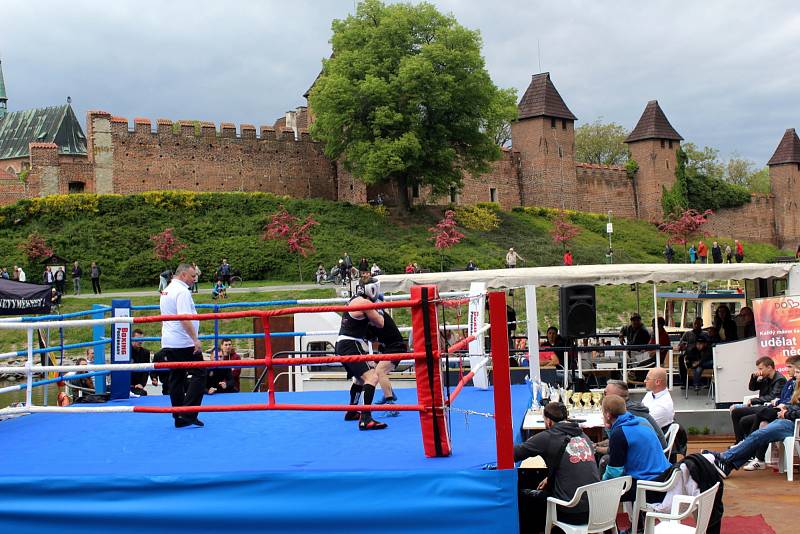 Boxerské zápasy se uskutečnily v malebném prostředí na Labi pod nymburskými hradbami.