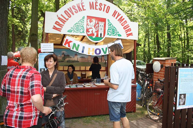 Ze setkání Hrabalovo Kersko na zahradě Lesního ateliéru Kuba před čtyřmi lety.