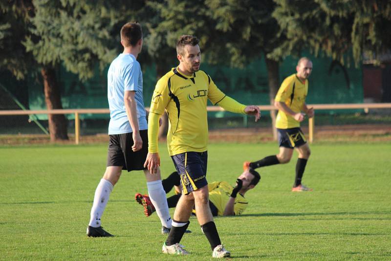 Fotbalové okresní derby I.B třídy vyhrála Sokoleč (v modrém), doma porazila Pátek jasně 5:2.