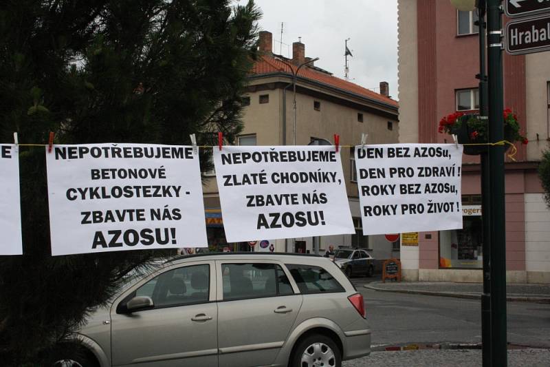 Již třetí demonstrace Nymburáků proti zinkovně AZOS CZ.