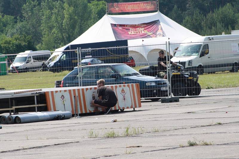 Přípravy na první festival sezony Votvírák v Milovicích vyvrcholily ve čtvrtek.