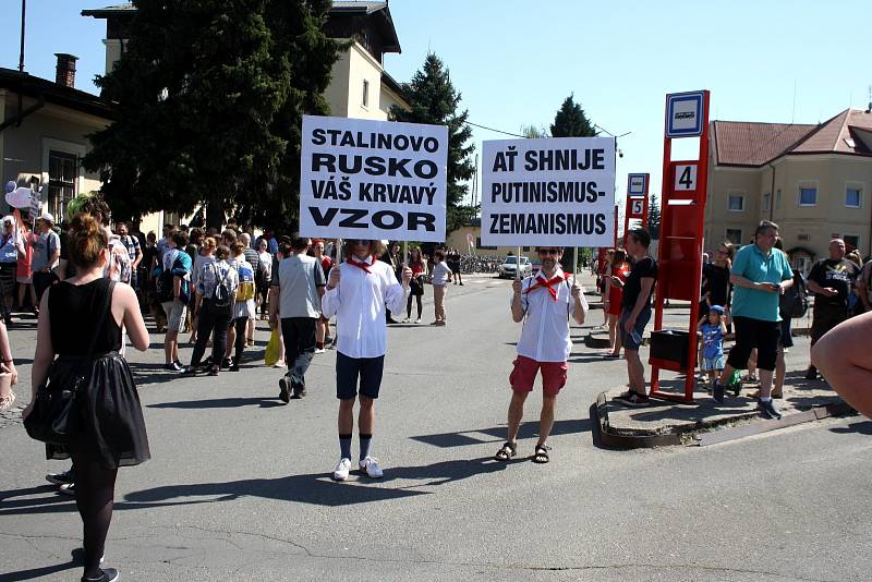 Protesty v Nymburce při jednání sjezdu komunistů a maškarní průvod.