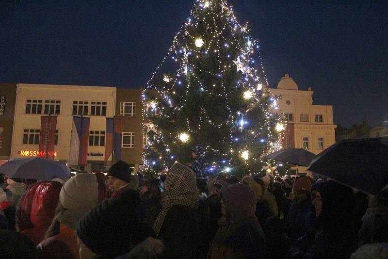 Od nedělního večera svítí na nymburském náměstí Vánoční strom.