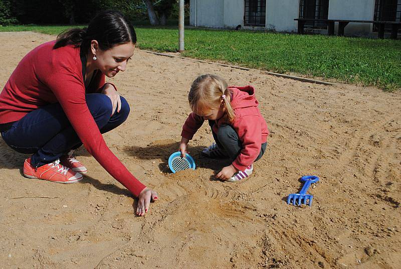 Děti ze Šikulky na zahradě u vily Tortuga