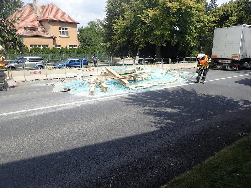 V městysu Lázně Toušeň, poblíž tamějších slatinných lázní, zavalilo Hlavní ulici zhruba deset tun střepů – a komunikace zůstala téměř neprůjezdná. Bylo to následek havárie nákladního automobilu převážejícího skleněné tabule, které se vysypaly na vozovku.