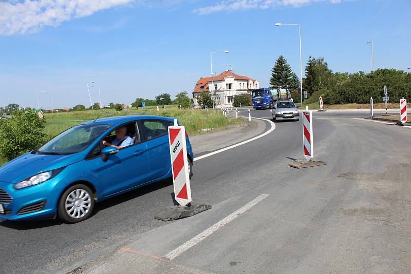 Řidiči stojí v kolonách i desítky minut.