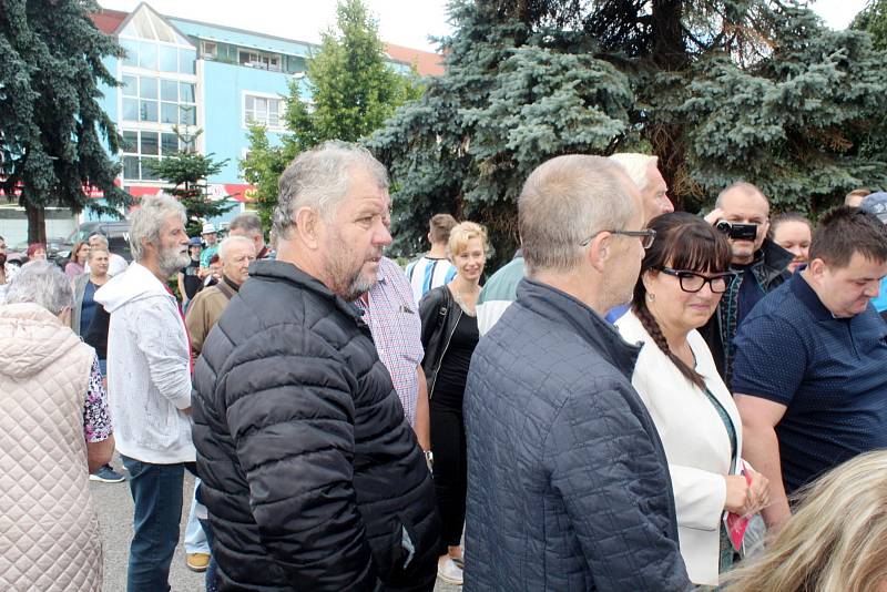 Setkání příznivců i odpůrců Andreje Babiše na náměstí v Sadské.
