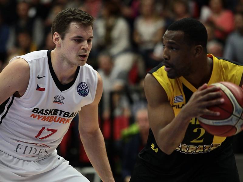 Z basketbalového utkání Ligy mistrů Nymburk - AEK Atény (82:93)