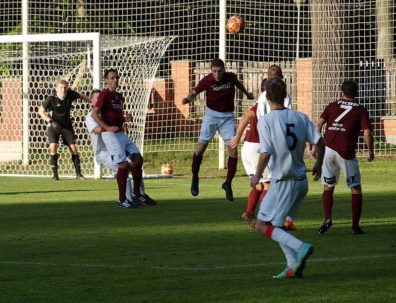 Z fotbalového utkání krajského přeboru Bohemia Poděbrady - Tuchlovice (0:0, na penalty 4:2)