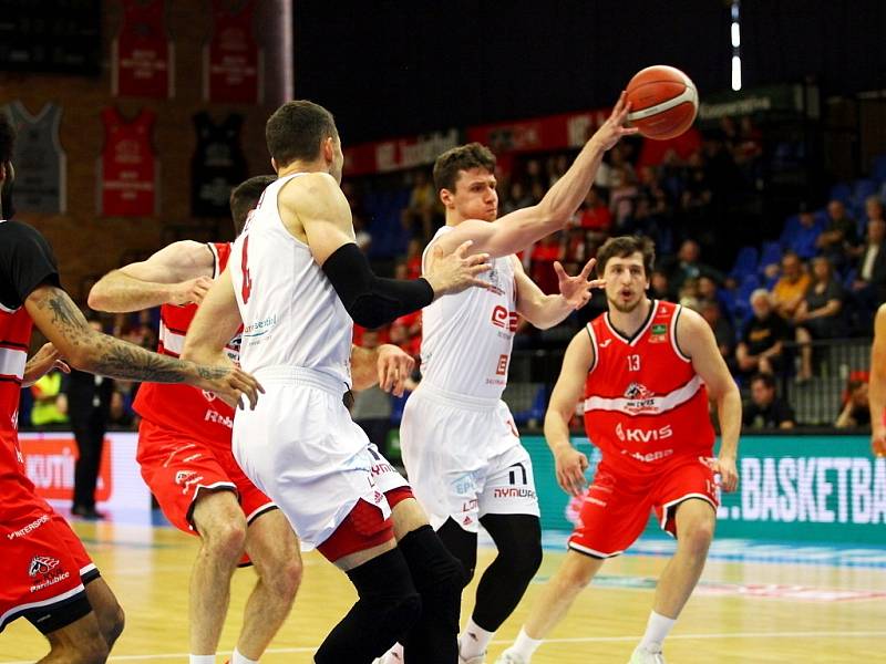 Z basketbalového utkání Kooperativa NBL o bronz Nymburk - Pardubice (93:75)