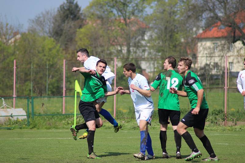 Z fotbalového utkání divizní skupiny B Polaban Nymburk - Tatran Rakovník (1:2)