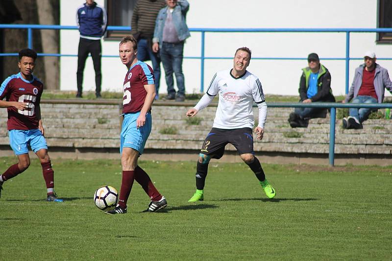 Z fotbalového utkání okresního přeboru Slovan Poděbrady - Jíkev (3:0)