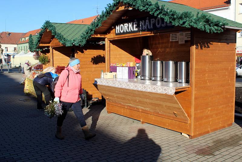 Zimní farmářské trhy. Tak problém se zákazem Vánočních trhů vyřešilo vedení poděbradské radnice.