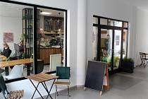 Už zhruba tři měsíce je otevřená velká prosklená kavárna na Palackého třídě, konkrétně v Pasáži Grand. Má jméno Další Místo.
