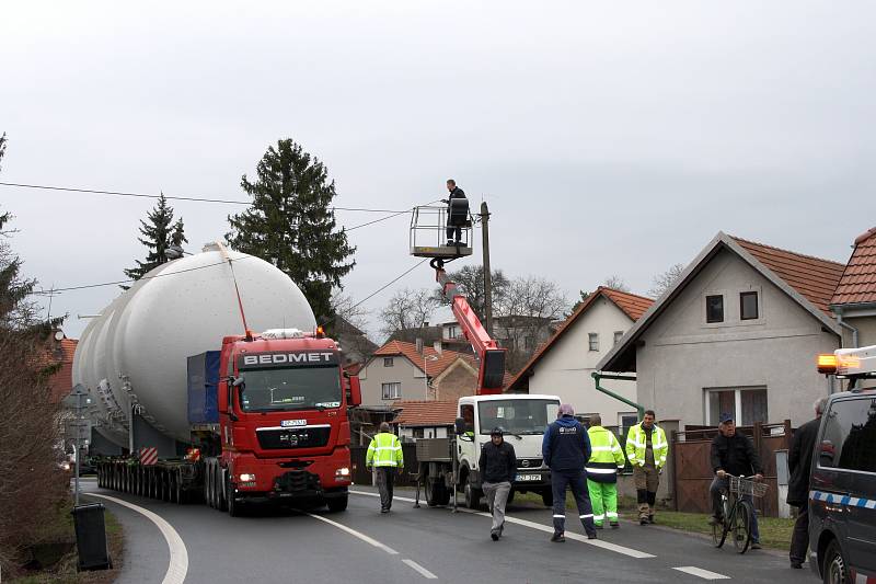 Nymburskem projel nadměrný náklad.