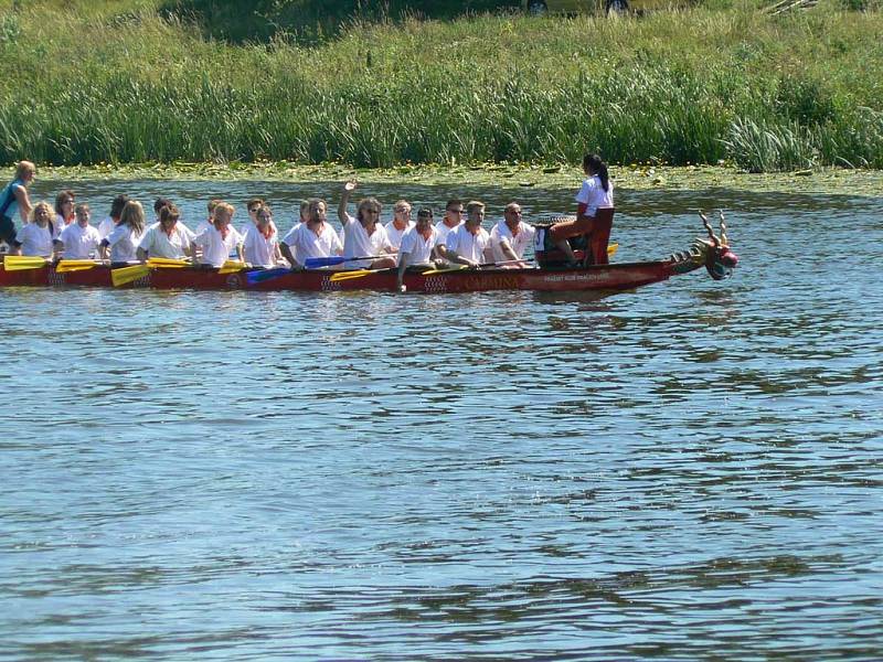 Závody Dračích lodí na Labi v Nymburce