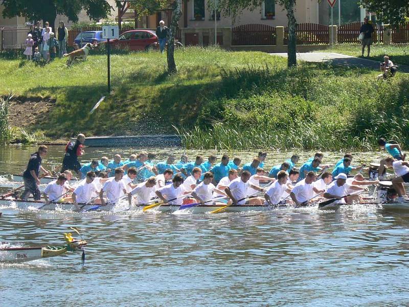 Závody Dračích lodí na Labi v Nymburce