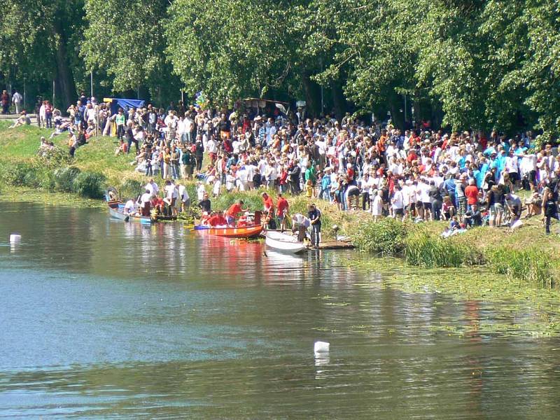 Závody Dračích lodí na Labi v Nymburce