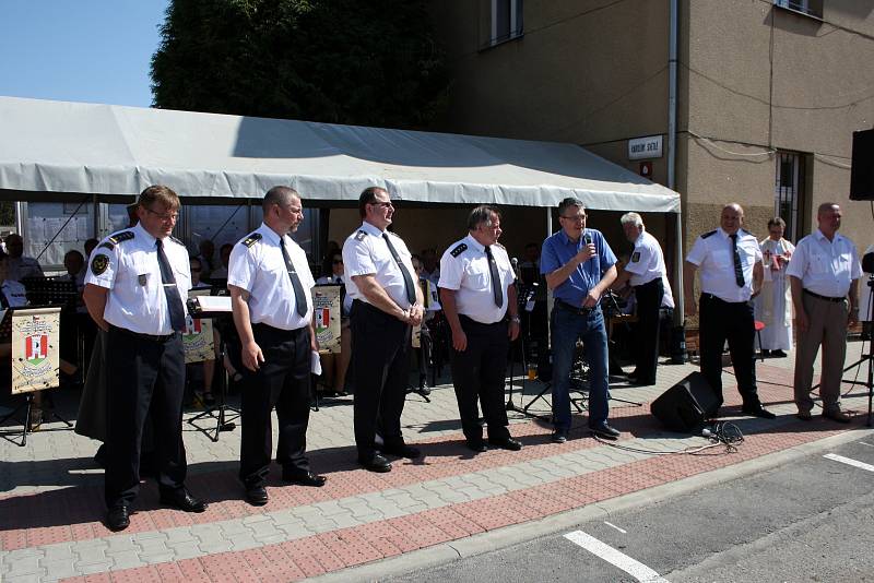 Hasiči v Sadské oficiálně dostali nové zásahové vozidlo.