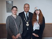 Ze dne ukrajinských školaček Diany Polovko a Angeliny Kozachuk se starostou Nymburka Tomášem Machem.