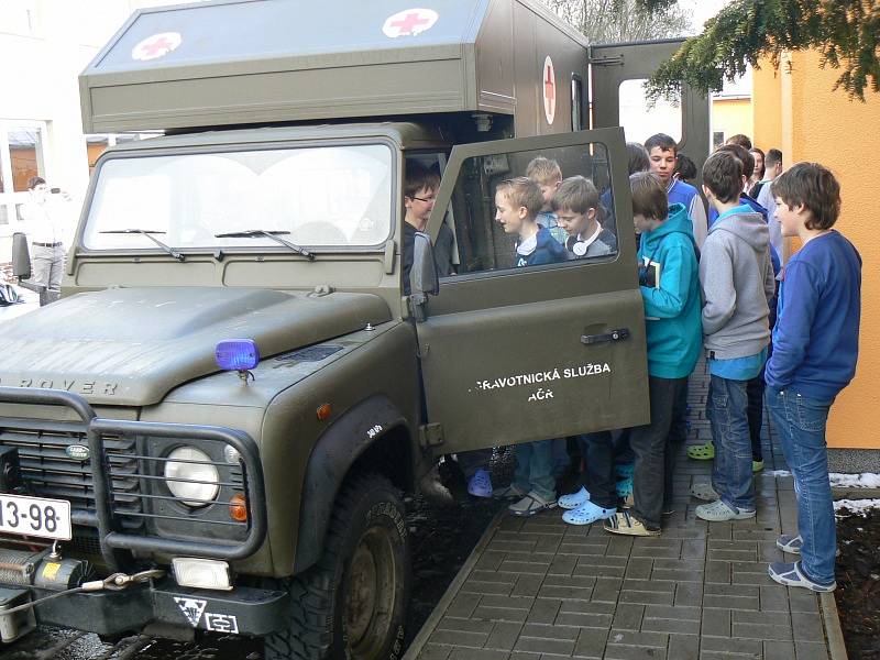 Do křinecké školy přijeli vojáci ze žatecké brigády