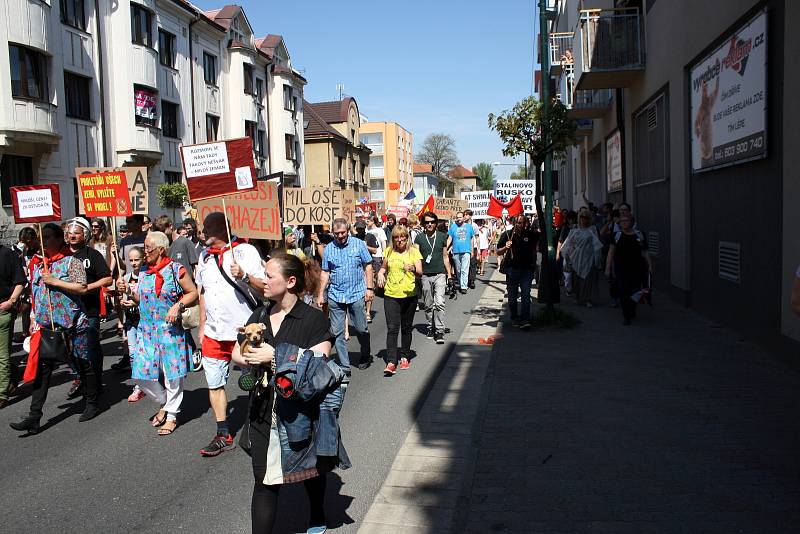 Protesty v Nymburce při jednání sjezdu komunistů a maškarní průvod.