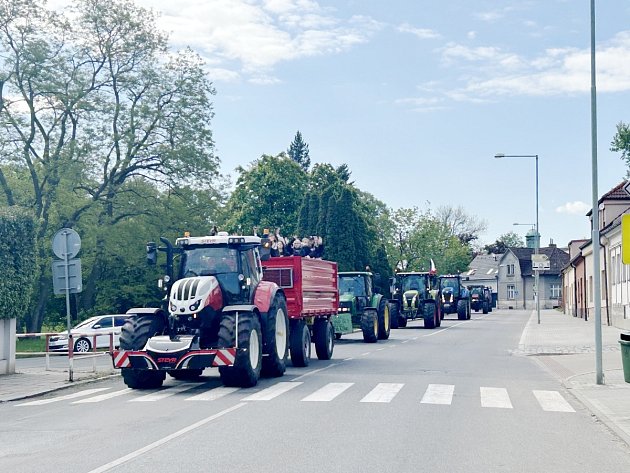 Traktory se valily přes Poděbrady. Školáci ze zemědělky se loučili jízdou městem