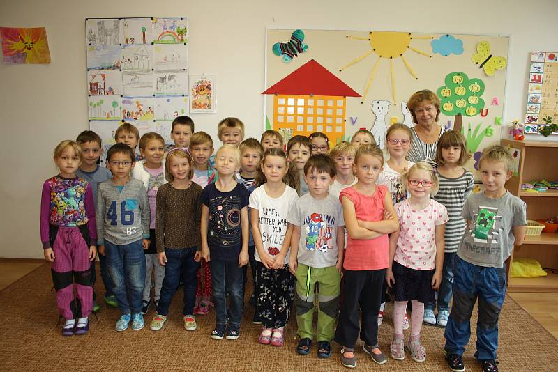 Žáci třídy 1. B ZŠ Komenského Lysá nad Labem s třídní učitelkou Evou Poláškovou.