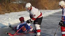 Hokejový winter classic se hrál na rybníku v Pátku