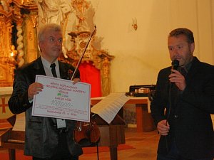Koncert jaroslava Svěceného v rožďalovickém kostele sv. Havla.