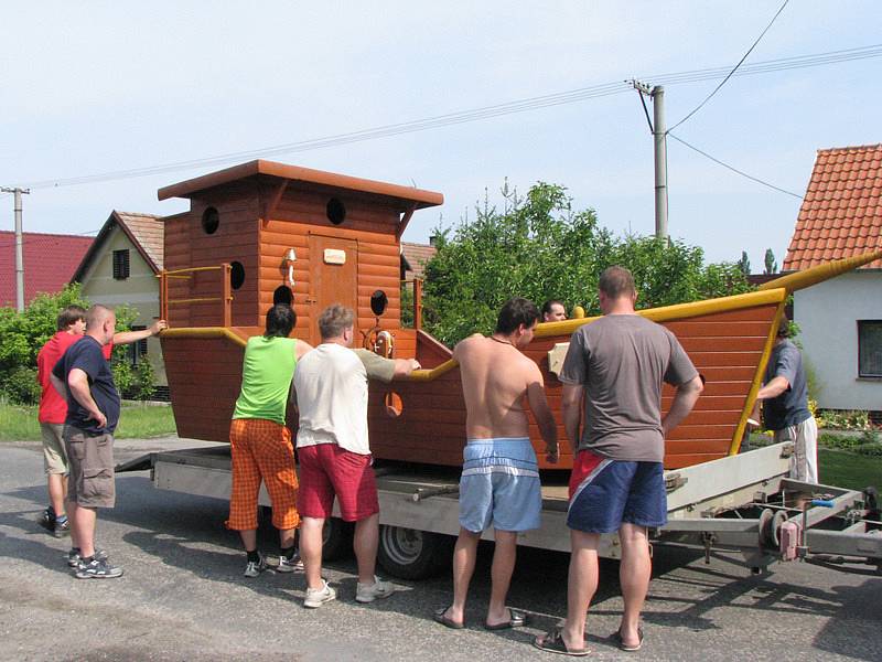 Dřevěná loď vznikla v dílně na Kolajích za dva měsíce