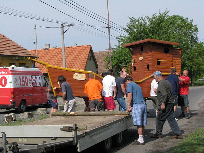 Dřevěná loď vznikla v dílně na Kolajích za dva měsíce