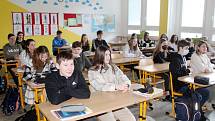 Základní škola Václava Havla se díky vlastní finanční sbírce stará o jídlo pro uprchlíky na penzionu. V budoucnu právě na tuto školu bude chodit většina školou povinných ukrajinských dětí.